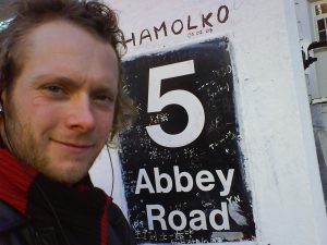 På besøk utenfor EMI Abbey Road Studios i London, hjem til mange av rockehistoriens største milepæler.